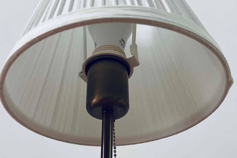Schreibtischlampe-Test: Schreibtischlampe von unten fotografiert - Glühlampe zu sehen.