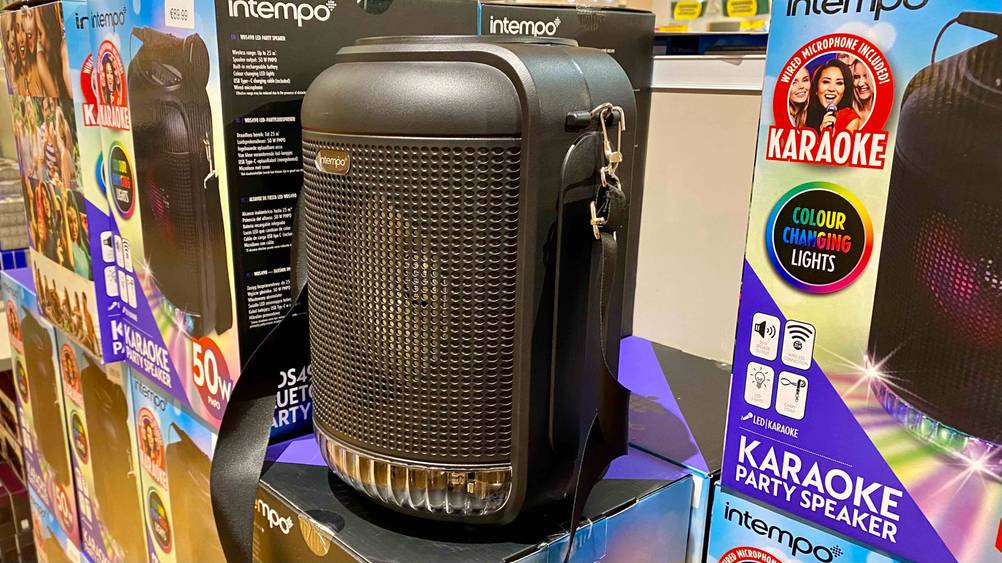 Karaoke-Anlage getestet: eine Karaoke-Anlage als Ausstellungsstück auf der Verpackung stehend.