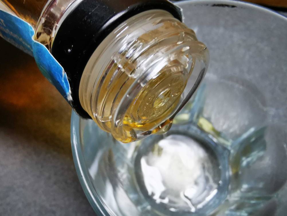 Der getestete Jack Daniel's wird in ein Glas eingeschenkt.