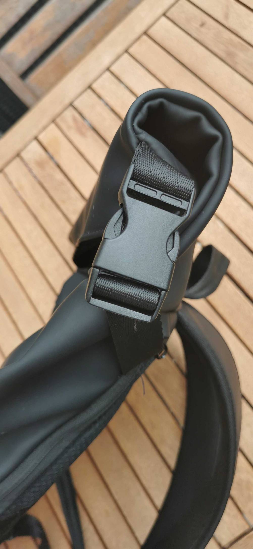 Handgepäck-Rucksack getestet: Nahaufnahme einer Schnalle.
