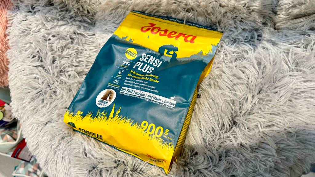 Getestetes Hundefutter für magen-darm-empfindliche Hunde: Eine Packung Hundefutter für erwachsene Hunde liegt auf einem Stoff.