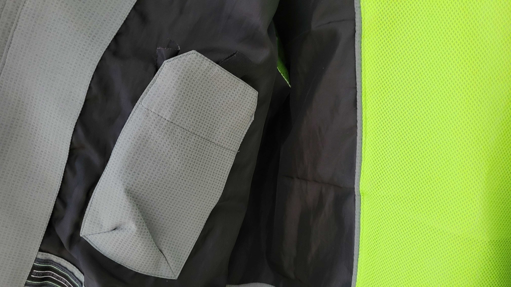 Herren-Regenjacke-Test: Zu sehen ist die Innentasche einer wasserfesten Killtec-Jacke.