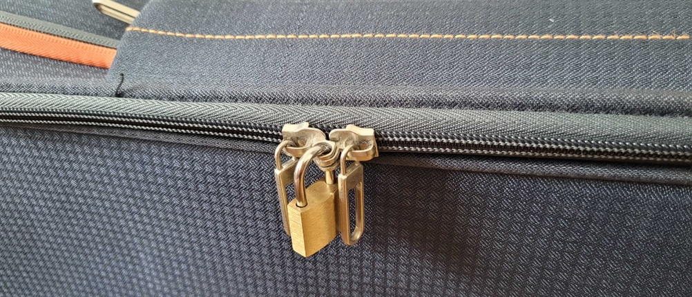 Bügelschloss auf einem Koffer.