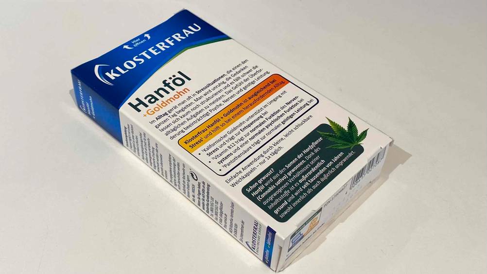 Hanföl-Kapseln getestet: Rückseite der Packung des Produkts auf einer hellen Fläche.