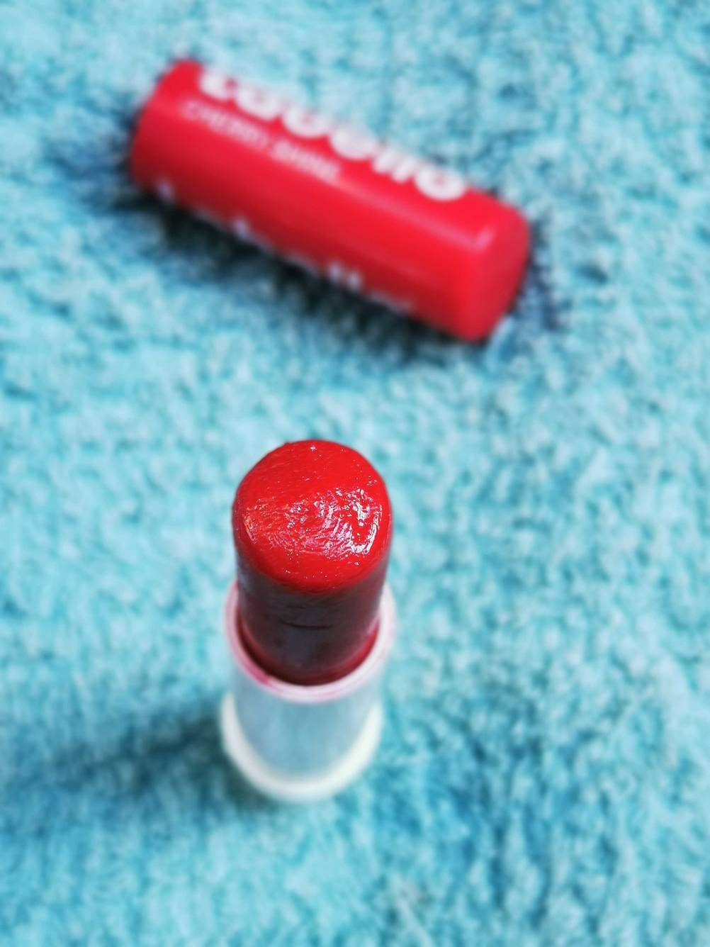 Der geöffnete Labello der getestet wurde in roter Farbe.