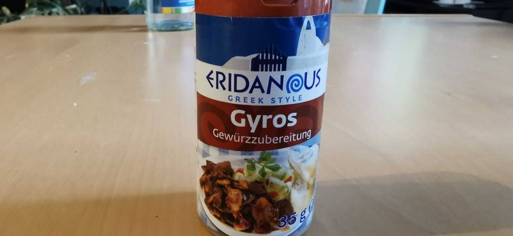 Gyrosgewürz von vorne stehend auf einem Tisch.