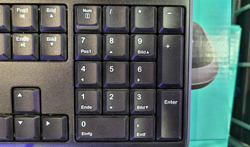 Nummernblock einer getesteten Funktastatur im Fokus.