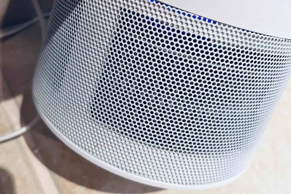 UVC-Luftreiniger getestet: Nahaufnahme Lüftungsgitter.
