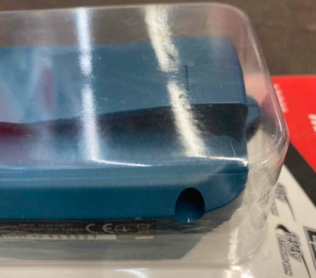 Seitenperspektive eines getesteten Makita-Akkus, der sich in der Verpackung befindet.