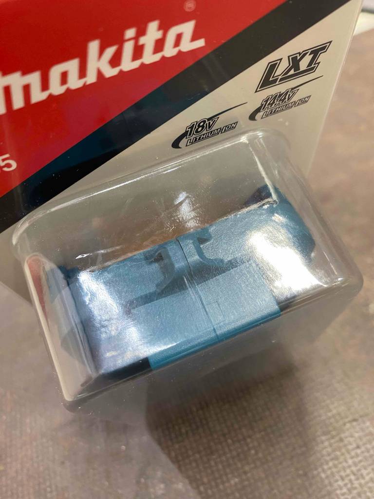Oberer Teil eines getesteten Makita-Akkus im Fokus.
