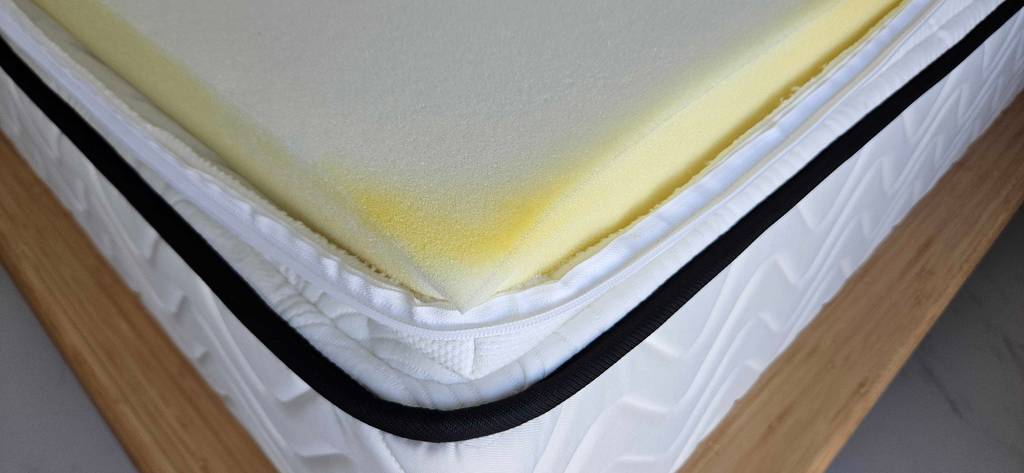 Ein geöffneter Ikea-TUSSÖY-Topper mit Schaumstoff ist ersichtlich.