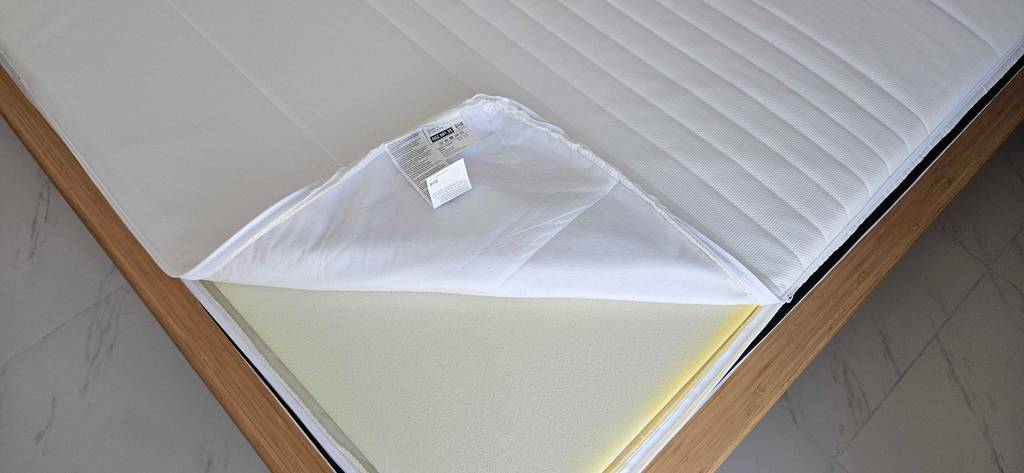 Geöffneter Bezug eines Ikea-TUSSÖY-Toppers (180 x 200 cm) mit Schaumstoffeinlage.