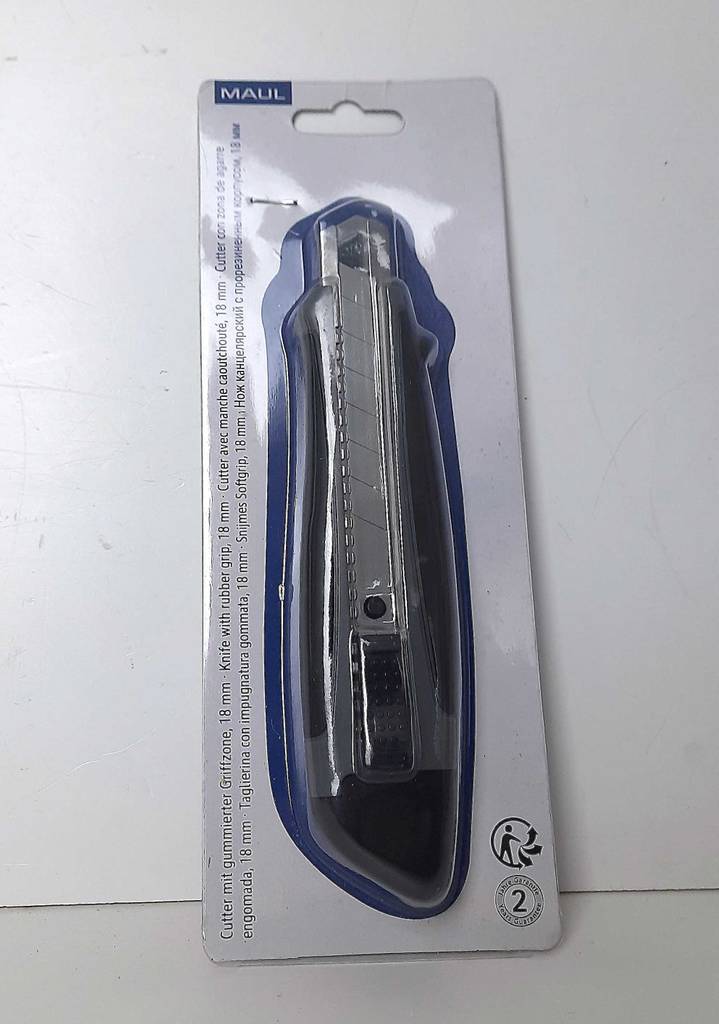Gesamtansicht des getesteten Teppichmessers, das sich in seiner Verpackung befindet.