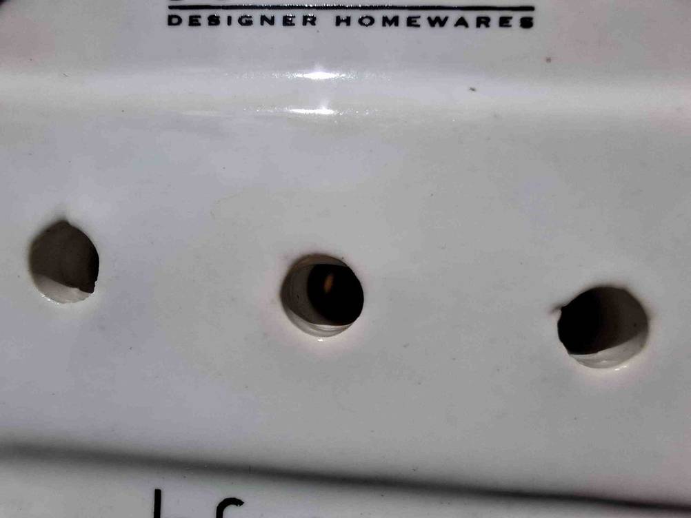 Die Öffnungen des getesteten Porzellan-Kaffeefilters in Nahaufnahme.