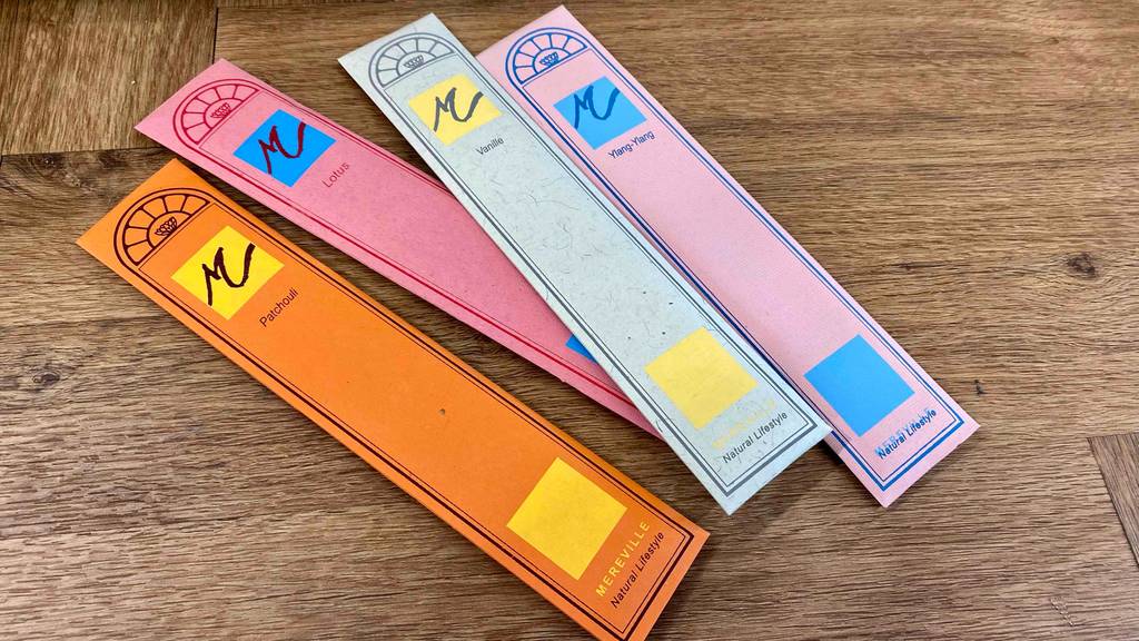 Räucherstäbchen getetest: mehrere Packungen Räucherstäbchen in verschiedenen Duftrichtungen nebeneinander liegend.