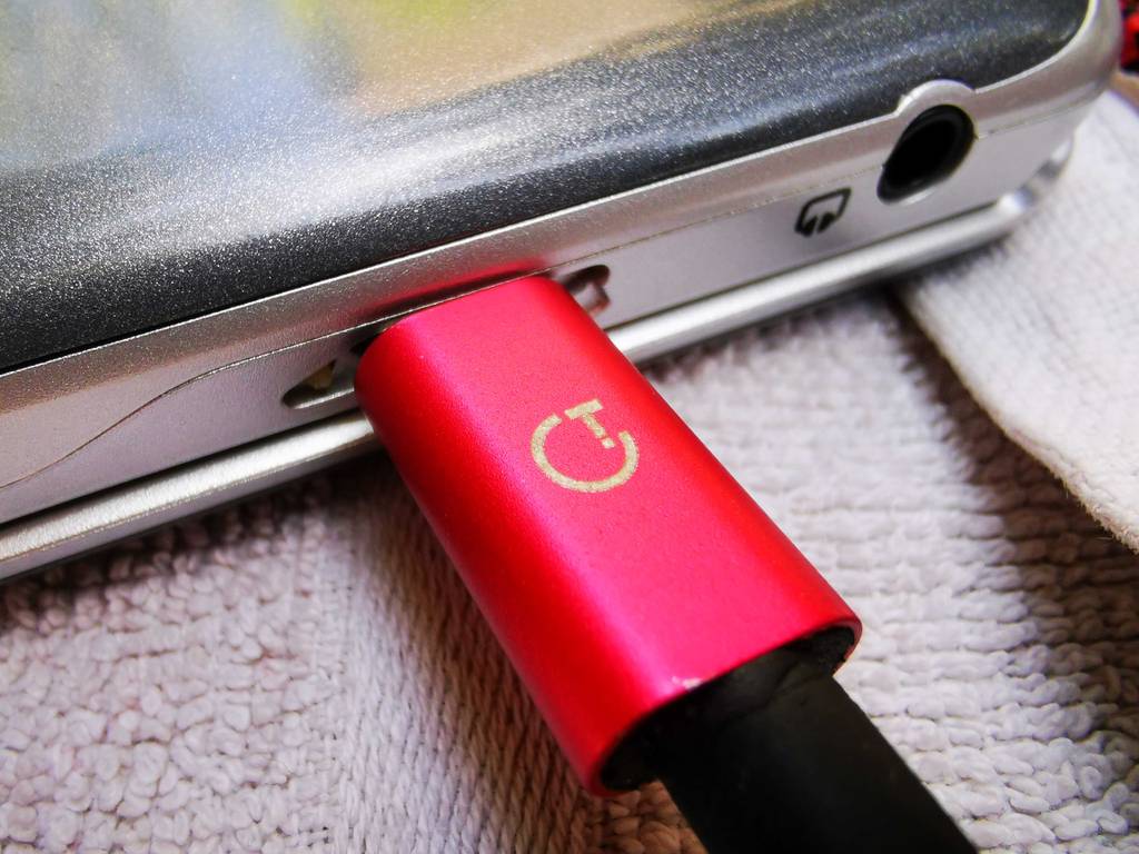 Der Stecker des getesteten Micro-USB-Kabels steckt in einer USB-Buchse.
