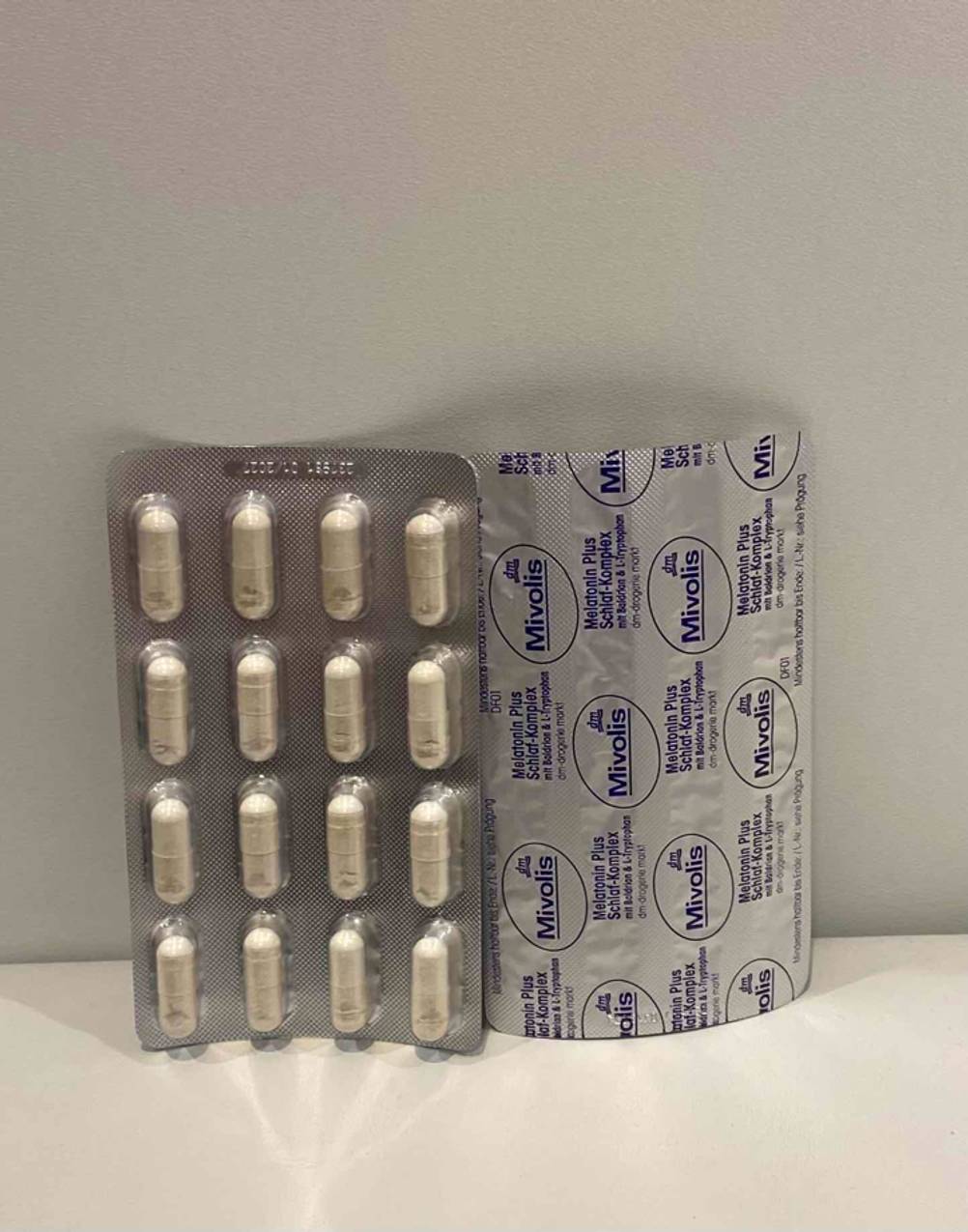 Die vertikal aufgestellten Melatonin-Kapseln, die getestet wurden in der Blisterverpackung.