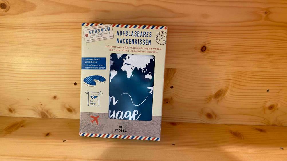 Nackenkissen getestet: ein aufblasbares Nackenkissen in der Verpackung mit Ansicht von vorn.