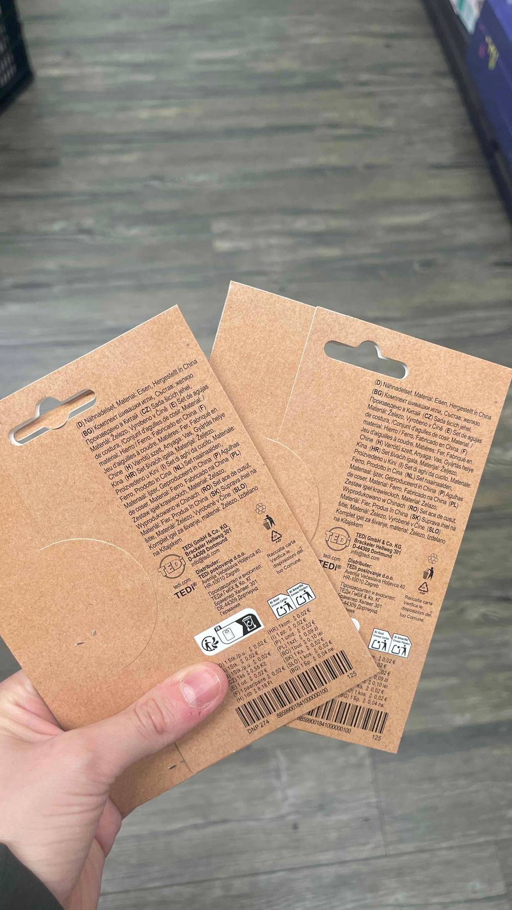 Nähnadeln-Test: Zwei Verpackungen werden mit der Verpackungsrückseite in der Hand gehalten.
