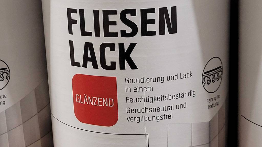 Nahaufnahme der Verpackung des getesteten Fliesenlacks in der glänzenden Variante.