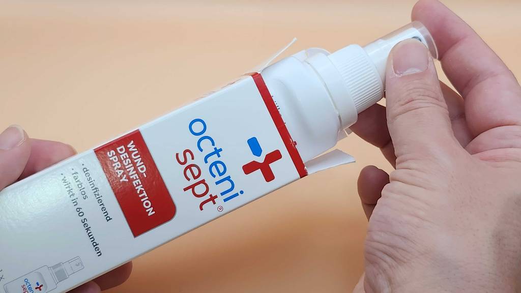Test: Die Flasche Wunddesinfektionsmittel wird aus der Verpackung genommen.