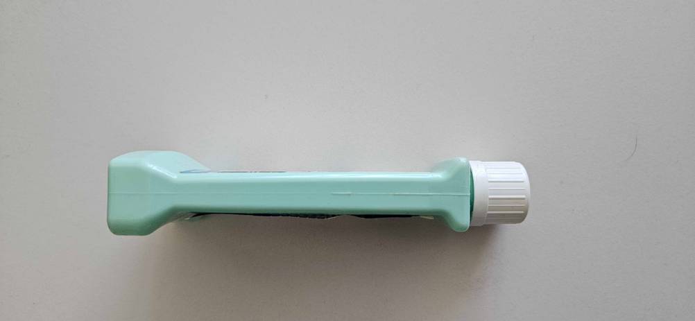 Im Test: Eine Flasche Ölfleckentferner von der Seite auf einer hellen Fläche.