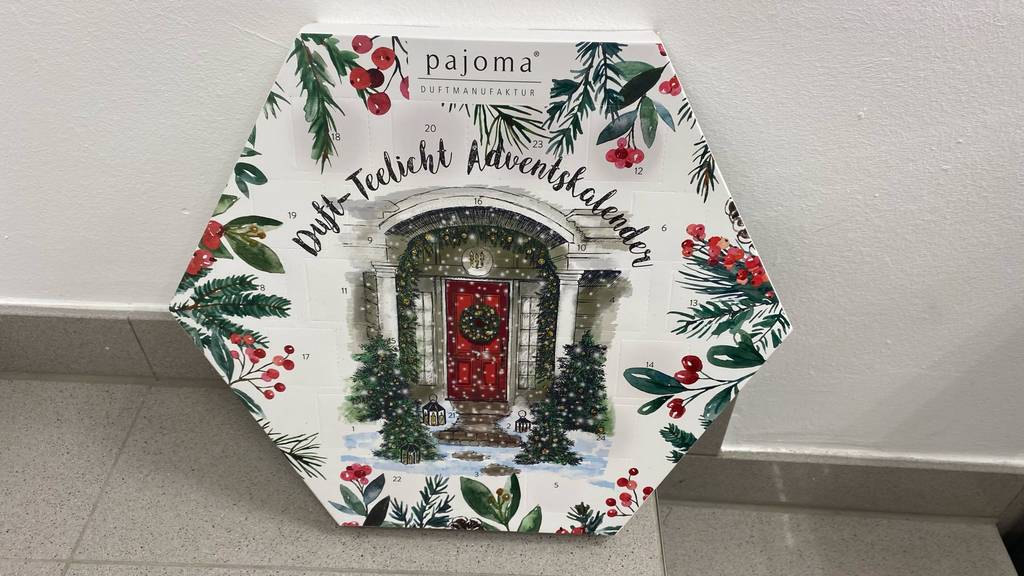 Im Test: Ein Adventskalender lehnt an einer weißen Wand.