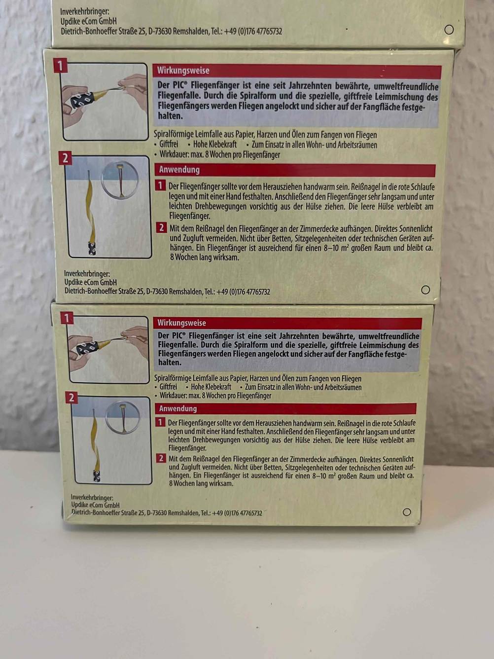 Fruchtfliegenfalle-Test: mehrere Fruchtfliegenfallen übereinander stehend, mit Blick auf die Rückseite.