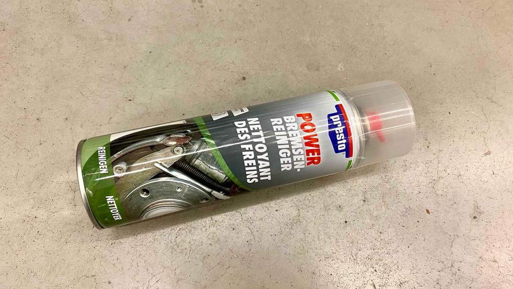 Bremsenreiniger im Test: ein Bremsenreiniger von Presto liegend auf einem Boden.