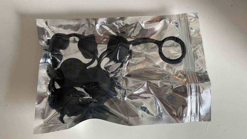 Im Test: Analkugeln in ihrer Origialverpackung auf einer weißen Oberfläche.