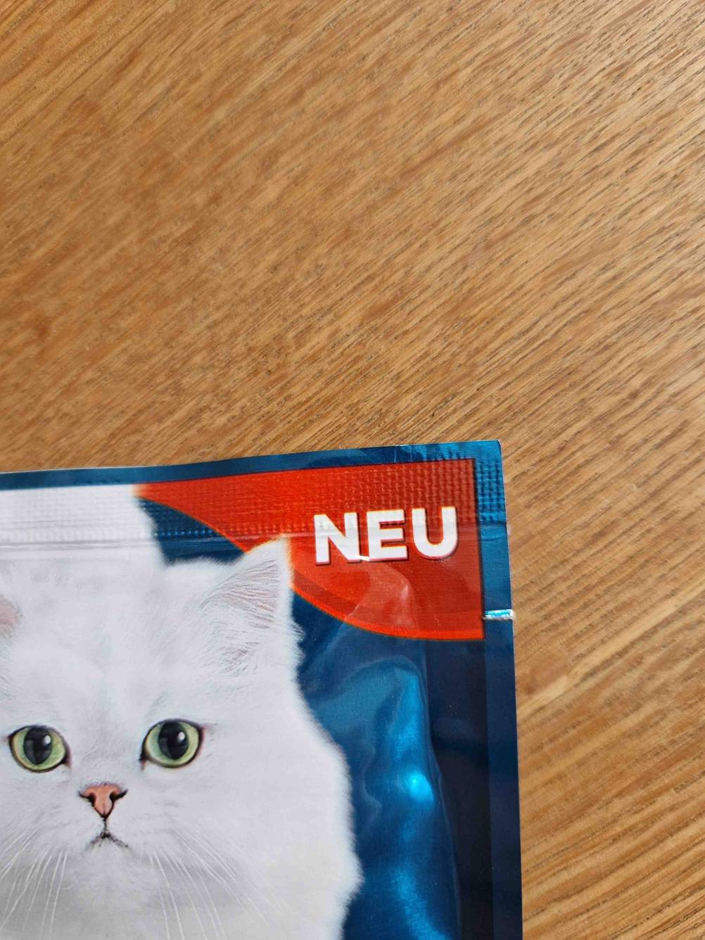 Katzenfutter von Purina getestet: Nahaufnahme der rechten oberen Ecke mit der Kennzeichnung Neu.