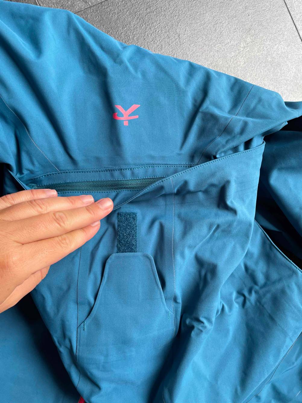 Hardshelljacke im Test: eine verdeckte Tasche mit Reißverschluss im Fokus.