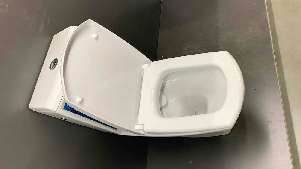 Stand-WC getestet: ein Stand-WC mit geöffnetem Deckel.