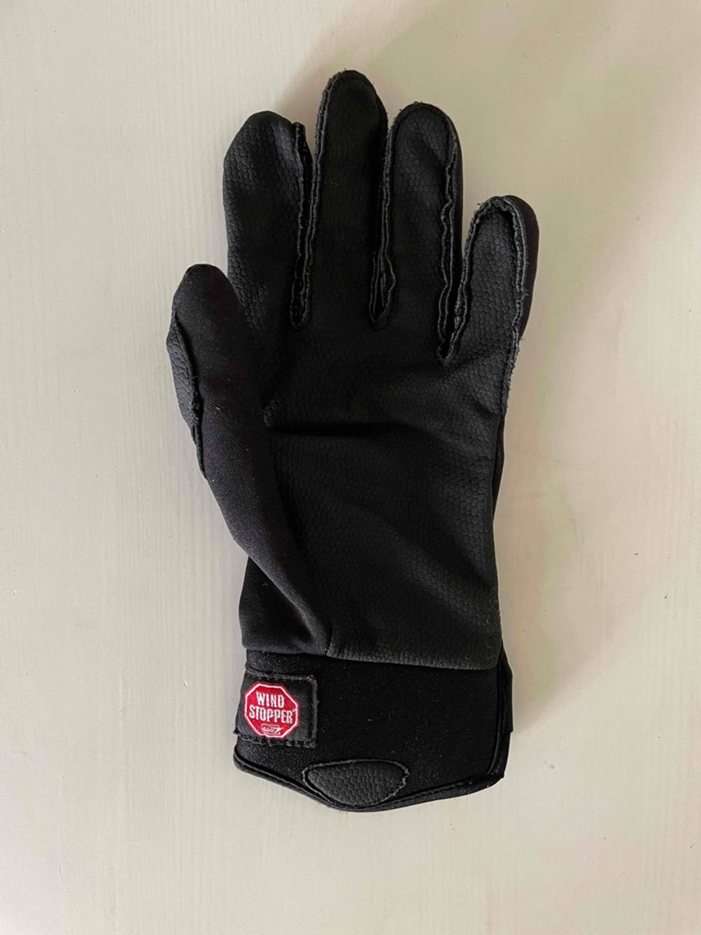 Laufhandschuh-Test: Ein schwarzer Laufhandschuh liegt auf einer hellen Fläche. 