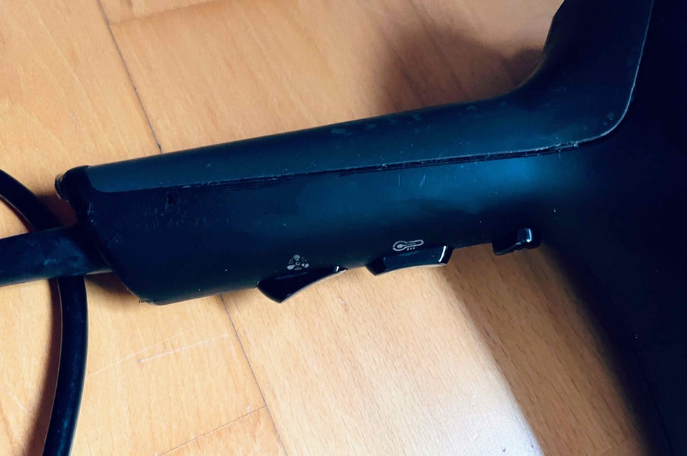 Detailaufnahme der Bedienelemente eines Ionen-Haartrockners.