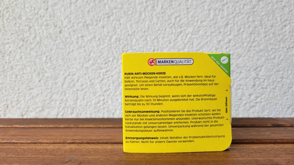 Im Test: Eine Verpackung der Anti-Mücken-Kerze von hinten mit Infomationen.