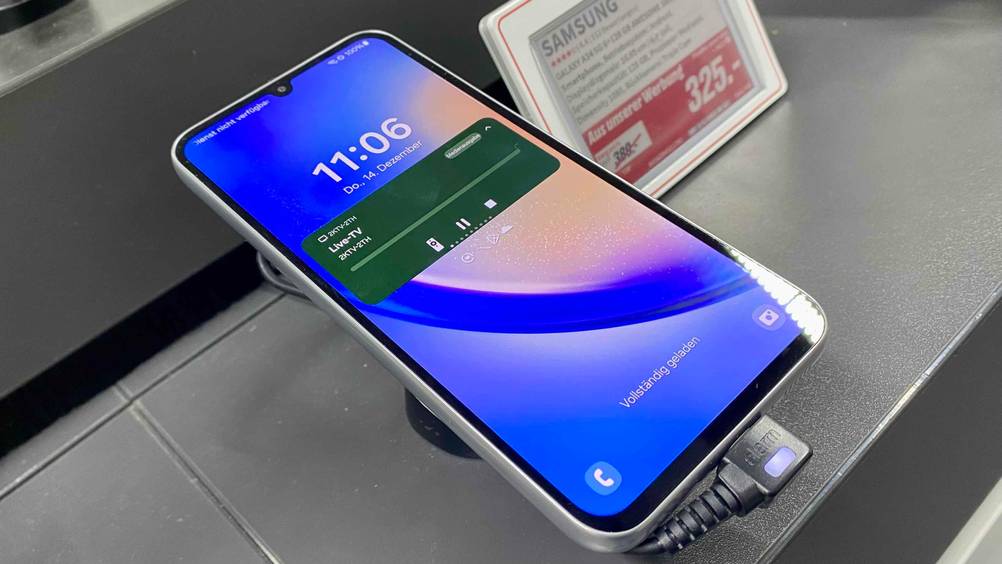 5G-Handy-Test: ein 5G-Handy im gesperrten Modus, ist in einem Geschäft ausgestellt.