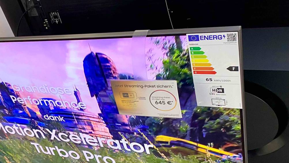 Samsung-Fernseher-50-Zoll-Test: oberer Rahmen eines Samsung-Fernsehers mit Etikett und Werbeschild darauf.