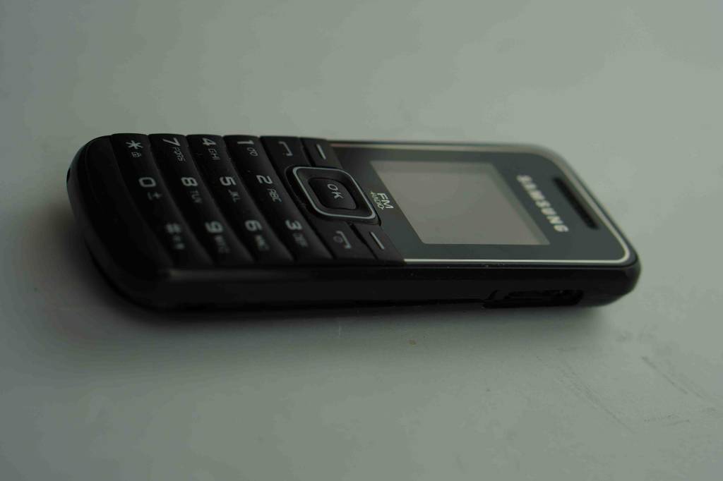 Seniorenhandy-Test: Handy mit Tasten und kleinem Bildschirm liegt auf einer weißen Fläche.