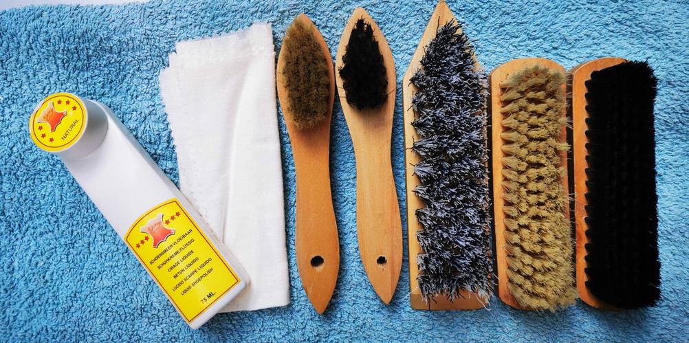 Schuhputzset-Test: Verschiedene Bürsten sind nebeneinander aufgereiht, neben einem Tuch und einer Schuhcreme.