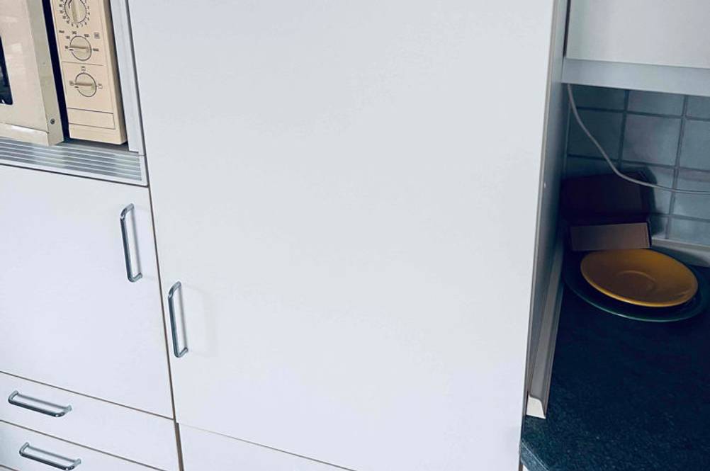 Ein getesteter Einbaukühlschrank in einer weißen Küche.