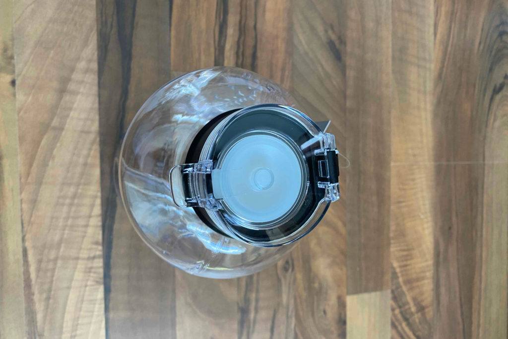 Trinkflasche 1,5 Liter getestet: Eine Flasche von Oben auf einer Holzoberfläche