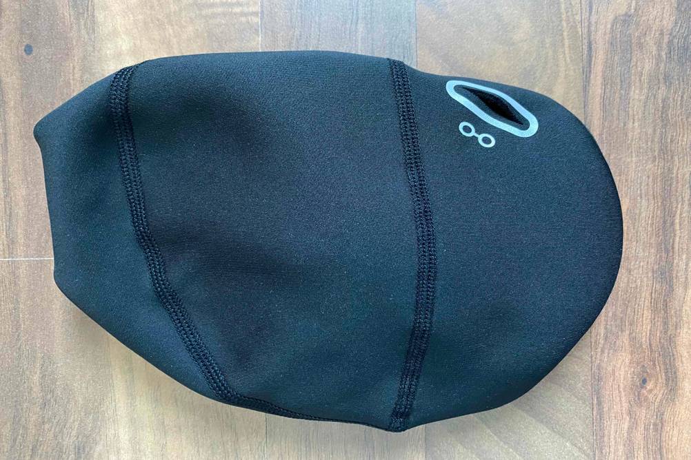 Fahrradhelm-Unterziehmütze im Test: Die Mütze auf einer Holzoberfläche