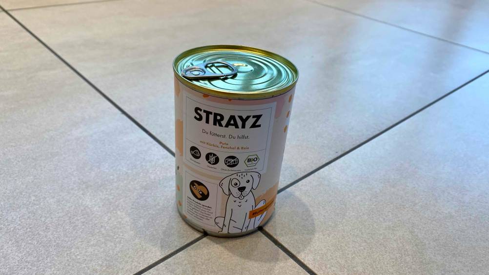 Hundefutter getestet: Auf einem Fließenboden steht eine Dose des Produktes.