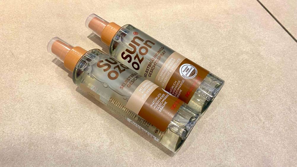 Selbstbräuner-Gesicht getestet: zwei Selbstbräununggesichtssprays nebeneinander liegend.