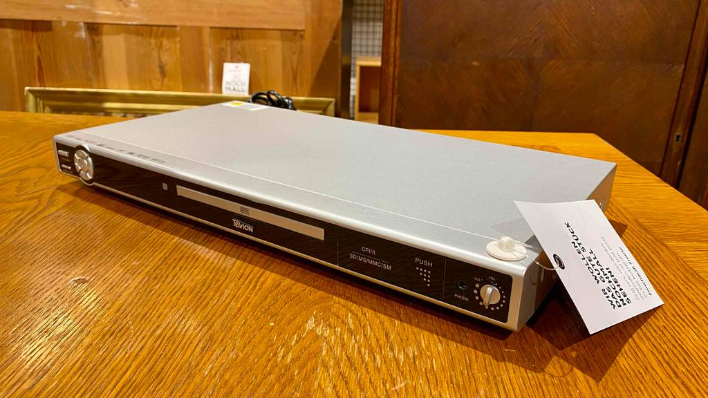 Ein getesteter DVD-Player von vorn ersichtlich.