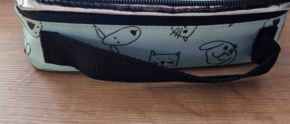Lunchbag-Test: Auf einer Holzoberfläche steht eine getestete Thermo-Lunchbox