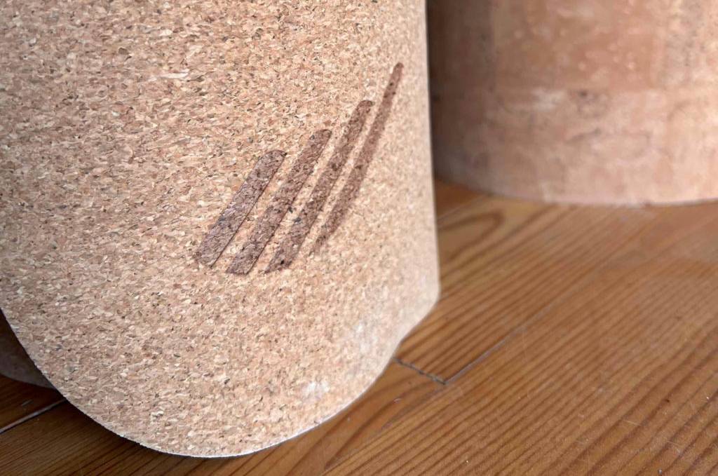 Yogamatte aus Kork getestet: Detailaufnahme Logo.