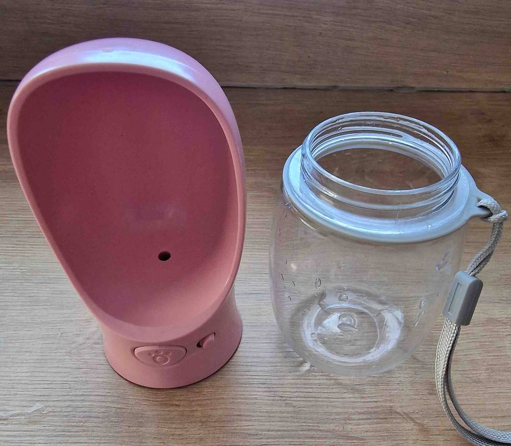 Hundeflasche-Test: eine Hundeflasche im auseinander gebautem Zustand.