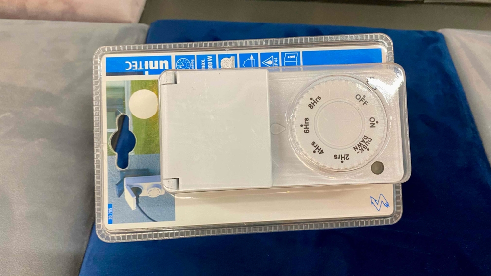 Zeitschaltuhr getestet: eine weiße Zeitschaltuhr in Nahaufnahme mit 800 Watt.